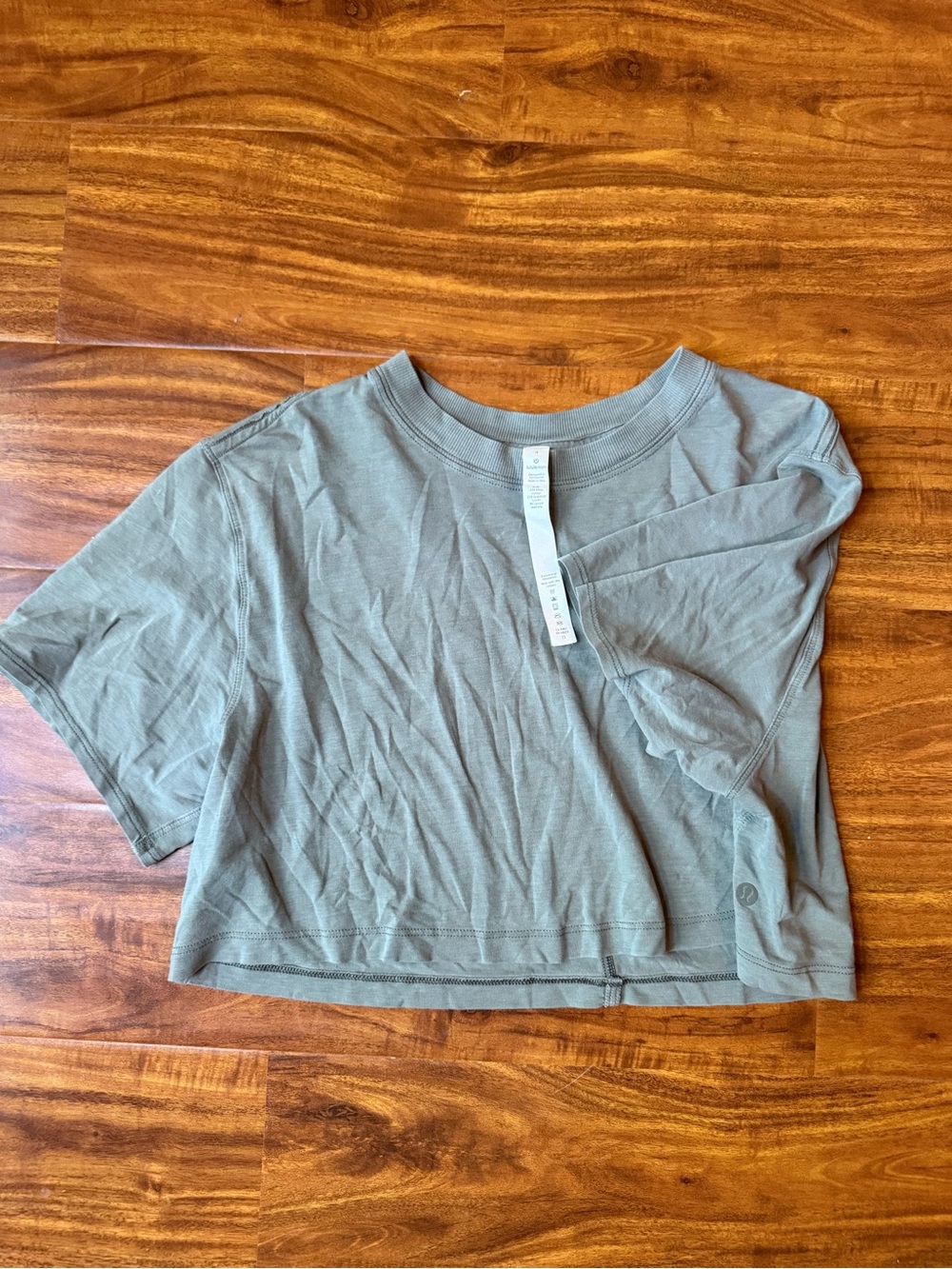 lululemon athletica Cropped Crew Tee in Sage